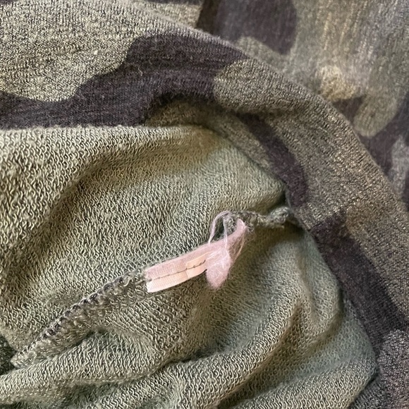 EXPRESS Camo Print Scoop Neck Cropped Long Sleeve Sweater- SEE MEASUREMENTS - Picture 5 of 8